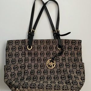 Michael Kors logo shoulder bag.